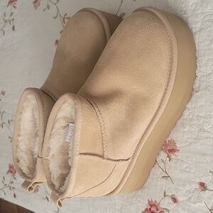UGG Women's Classic Ultra Mini Platform Boot Size 6 new without tags
